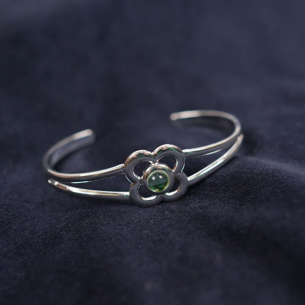 Art Pewter Birthstone Bangle - Silver Plated Pewter - Made in Scotland - August (Peridot) - Heritage Of Scotland -