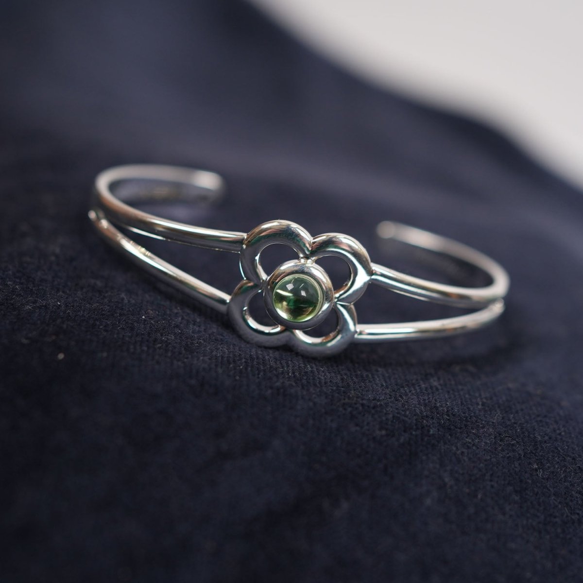 Art Pewter Birthstone Bangle - Silver Plated Pewter - Made in Scotland - August (Peridot) - Heritage Of Scotland -