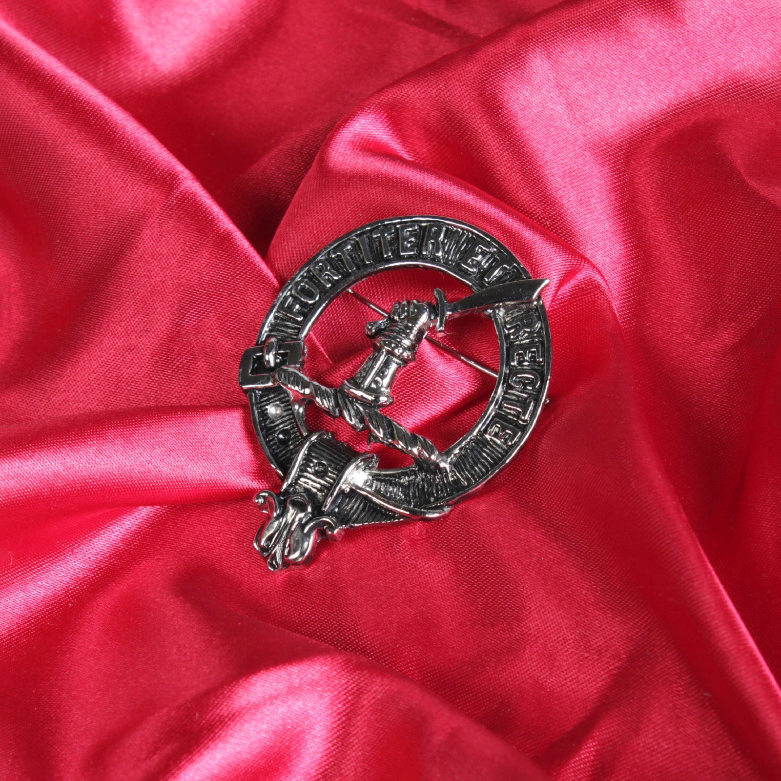 Elliot Clan Badge, Kilt Pin, Lapel Pin, Cufflinks, Keyring/Key Fob & Gift Set — Fine Pewter by Art Pewter — Made in Scotland (Shiny Finish) - Heritage Of Scotland - Badge
