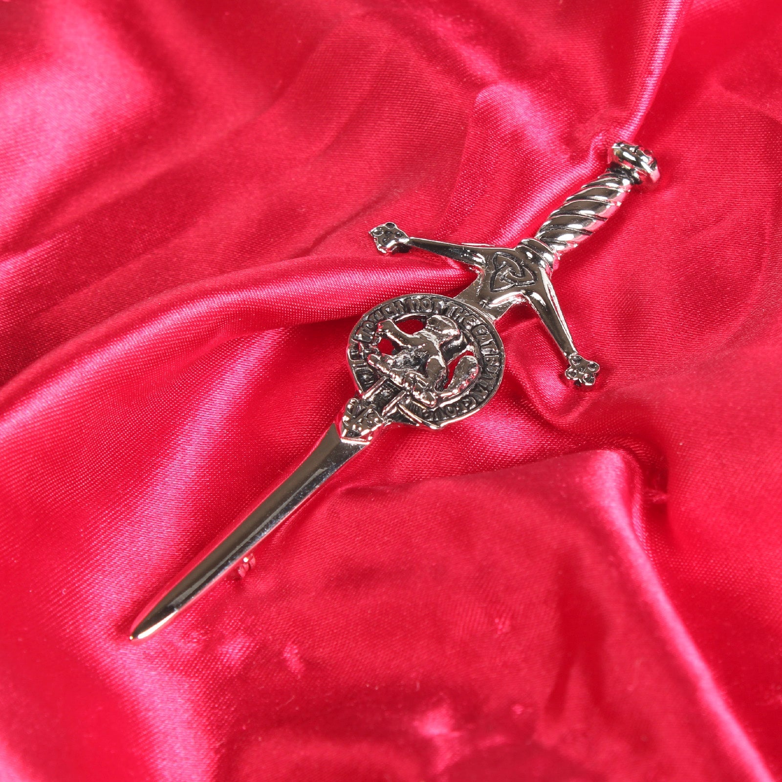 MacPherson Clan Badge, Kilt Pin, Lapel Pin, Cufflinks, Keyring/Key Fob & Gift Set — Fine Pewter by Art Pewter — Made in Scotland (Shiny Finish) - Heritage Of Scotland - Kilt Pin