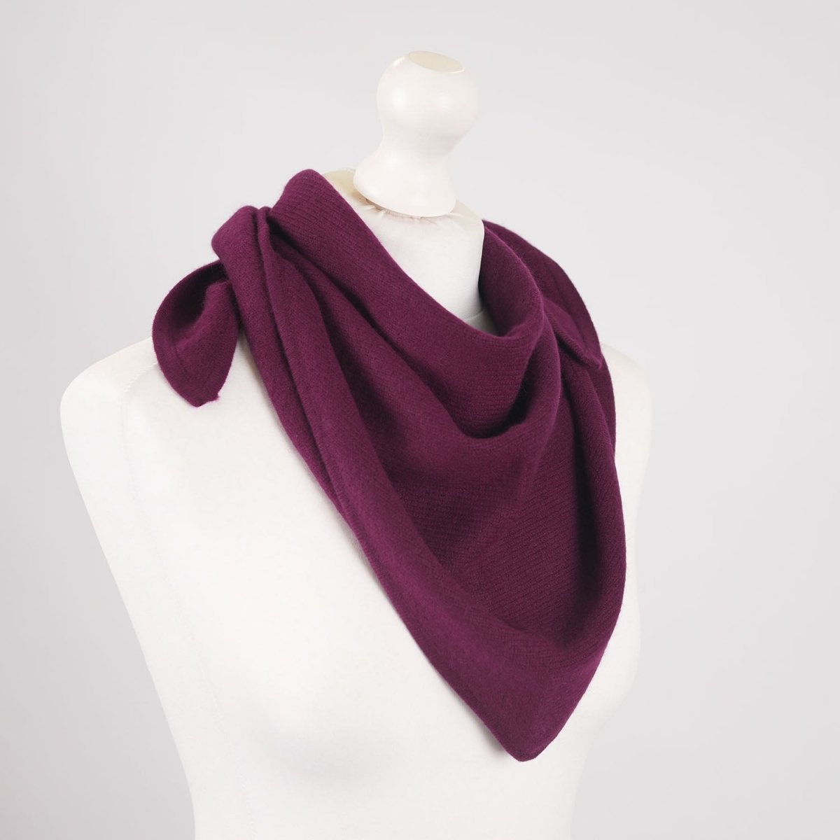 Women’s Luxury Ribbed Cashmere Triangle Scarf - EMINENCE - Heritage Of Scotland -
