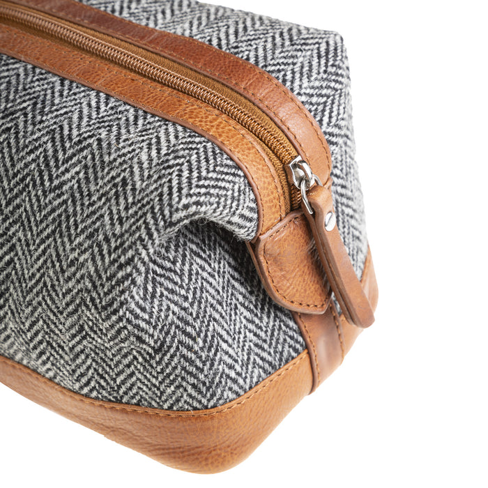 Ht Leather Large Wash Bag Black & White Herringbone / Tan - Heritage Of Scotland - BLACK & WHITE HERRINGBONE / TAN